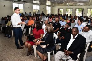 Jean Alain Rodríguez habla a comunitarios de Cotuí en campaña educativa de prevención de la violencia contra las mujeres