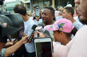 El abuelo de Andy Herrera ofrece declaraciones a la prensa durante la marcha.