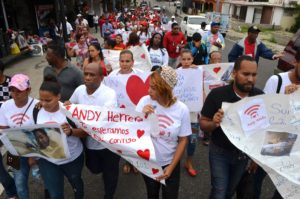 Familiares, vecinos, compañeros de escuela de Andy y empleados de la Corporación del Acueducto y Alcantarillado de Santiago, donde trabaja la madre, dieron un apoyo moral marchando.