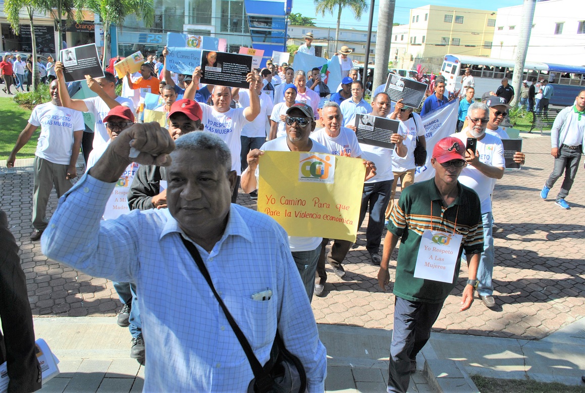 Marchan en San Francisco de Macorís con motivo de la celebración del Día Internacional de la Eliminación de la Violencia contra la Mujer.