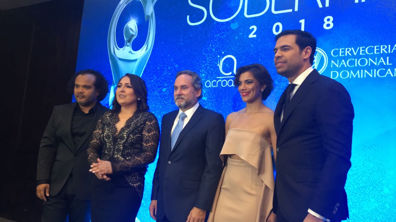 Premios Soberano 2018. Desde izquierda Alberto Zayas, Emelyn Baldera, Franklin León, y los conductores Nashla Bogaert y Roberto Ángel Salcedo. Foto cortesía de Cristian Santana