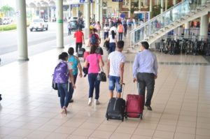 Pasajeros en el Aeropuerto Internacional del Cibao, donde han sido cancelados vuelos. Foto Ricardo Flete