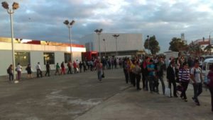 La fila de la avenida Francisco del Rosario Sánchez se unió con la 17 (Edward Roustand) 