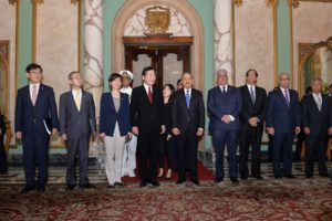 En su encuentro con el presidente Danilo Medina intercambiaron sobre temas de interés común para ambos países. Foto Romelio Montero