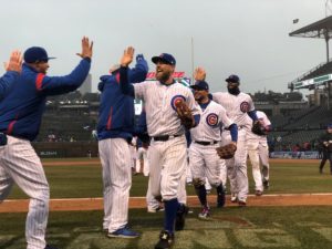 Jugadores de los Cachorros se felicitan tras el triunfo