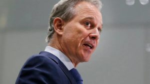 ARCHIVO - En esta fotografía del miércoles 6 de septiembre de 2017 el fiscal estatal de Nueva York Eric Schneiderman habla durante una conferencia de prensa.