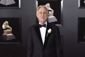 Neil Portnow llega a la 60a entrega de los Grammy en Nueva York en una fotografía de archivo del 28 de enero de 2018. Portnow renunciará como presidente y director general de la Academia de la Grabación y los Premios Grammy el próximo año. (Foto Evan Agostini/Invision/AP, archivo)