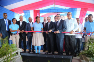 El presidente Danilo Medina entrega centro educativo en Cabeza de Toro, Bahoruco.