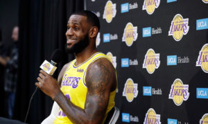 LeBron James comparte con la prensa. Archivo