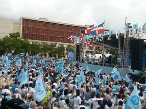 Cientos de feligreses se manifiestan frente al Congreso Nacional en rechazo a las observaciones al Código Penal que plantean las circunstancias en las que se permitiría el aborto en República Dominicana