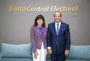 La embajadorea de Estados Unidos en el país, Robin S. Bernstein y el presidente de la JCE, Julio César Castaños Guzmán