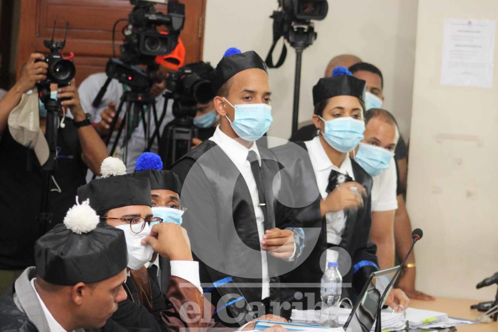 Fue necesario cubrirse con mascarillas para el desarrollo y presentación de las pruebas en el caso Emely Peguero. Foto Narciso Avecedo