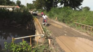 Puente sobre el río Jinova, el cual comunica a esta zona con el municipio cabecera San Juan.