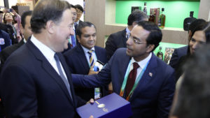 El presidente de la República de Panamá, Juan Carlos Varela (izquierda) al llegar al stand dominicano en feria de Shangái.