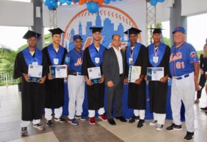 Rafael Landestoy, Juan Genderson y Osvaldo Virgíl junto a los prostectos de los METS graduados de bachiller