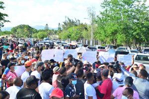 Cientos se concentran en Santiago en rechazo al toque de queda