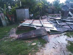 Tornado derriba techo de viviendas en el batey de Hato Mayor