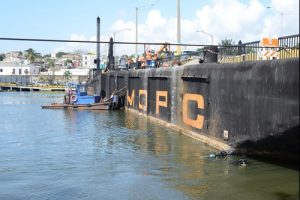 El Puente Flotante está ubicado sobre el río Ozama, próximo a su desembocadura con el Mar Caribe de Santo Domingo.