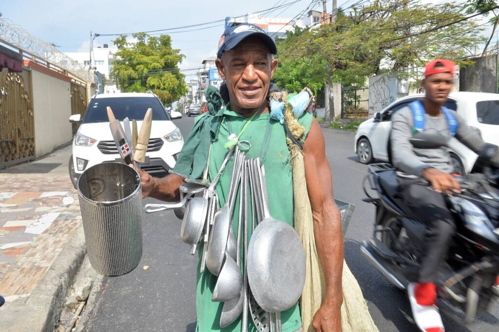 Kiko camina 20 kms diarios con güiras y sartenes en Santo Domingo