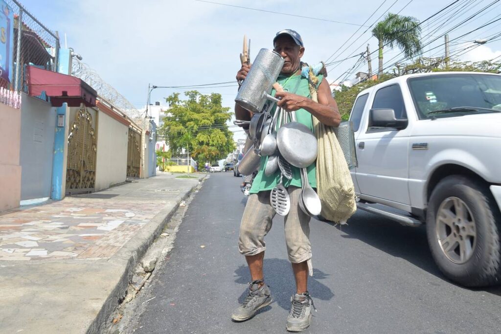 Kiko camina 20 kms diarios con güiras y sartenes en Santo Domingo