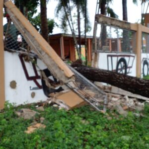 Fuertes granizadas acompañadas de un tornado derribaron árboles, y  despegaron zinc de viviendas en la comunidad La Sierra, Hato Mayor del Rey.